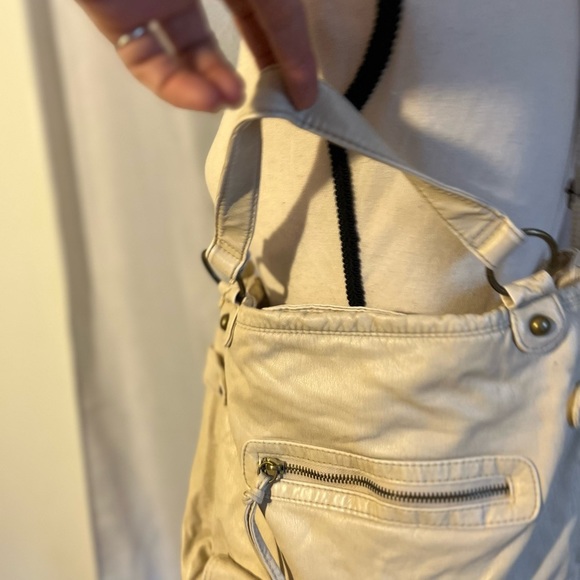 Posh Show.  Like new condition ivory Satchel​ - Picture 5 of 10